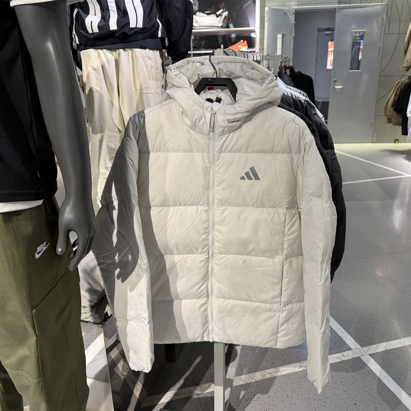 adidas阿迪达斯保暖连帽外套2025秋冬男白色短款鸭绒羽绒服KC2477