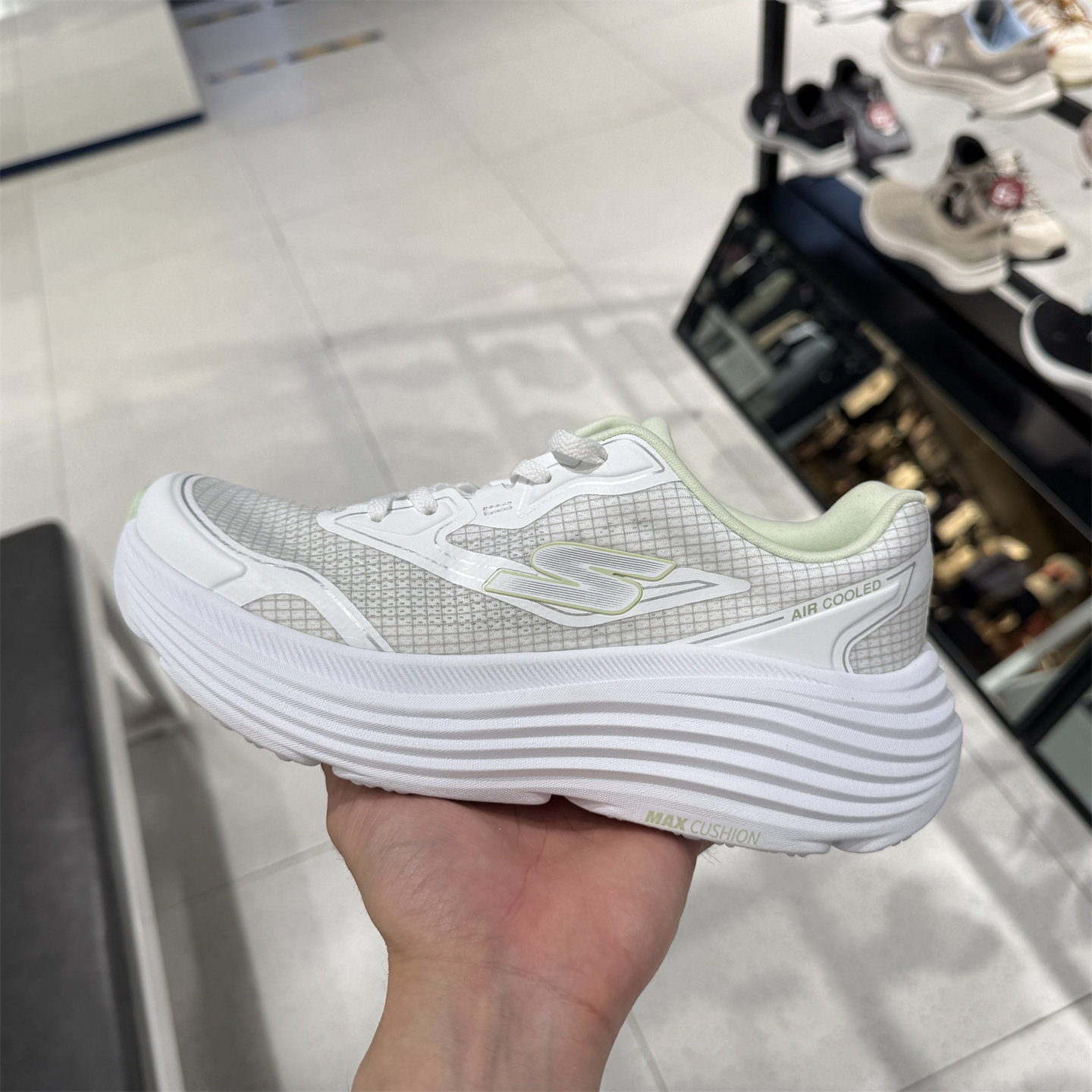 专柜正品Skechers斯凯奇女透气轻盈缓震舒适厚底运动跑步鞋129472 - 实物图