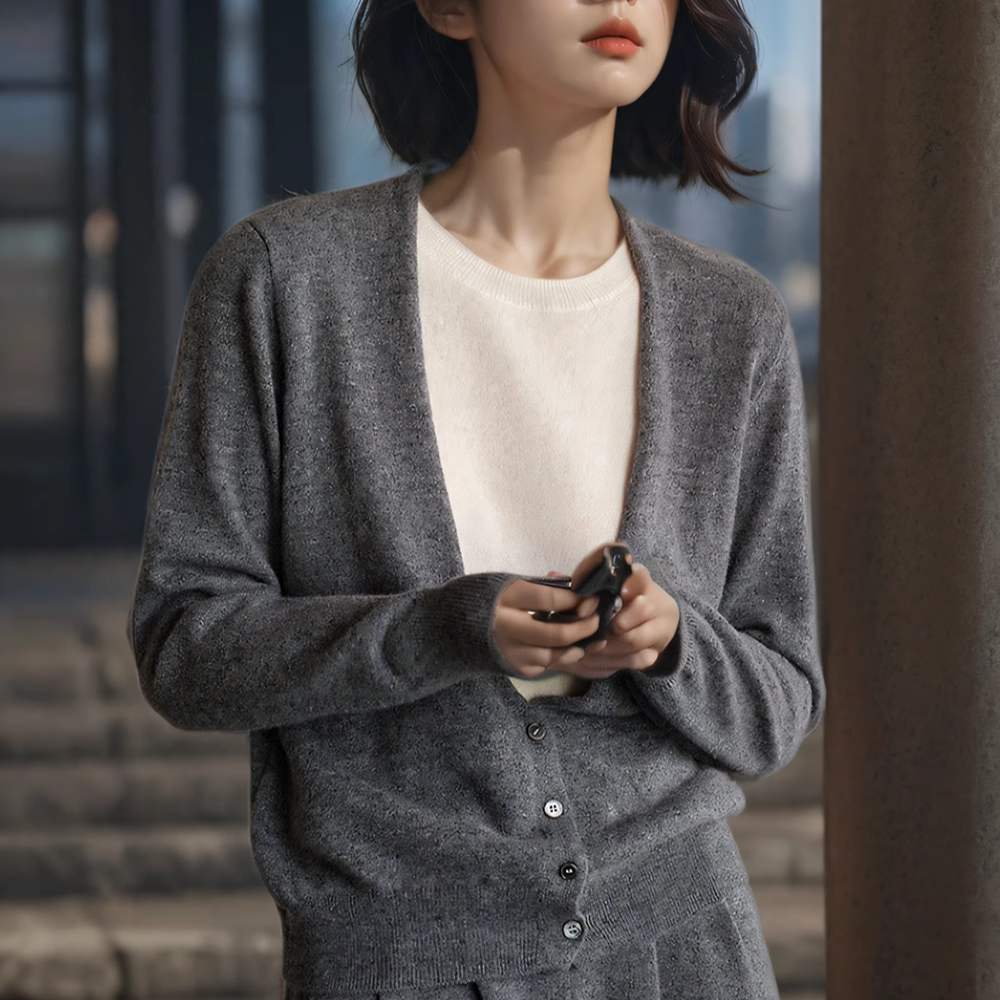 时髦叠穿慵懒风全羊毛圆V领外套