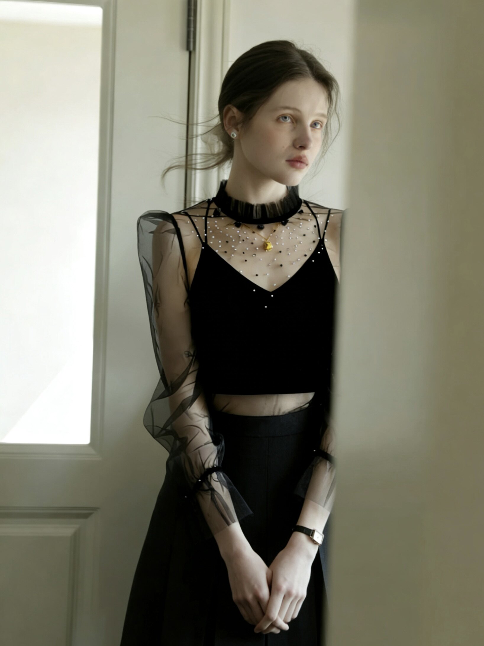 春夏新款木耳边小立领打底衫薄款钻石点缀宫廷风灯笼喇叭袖上衣女