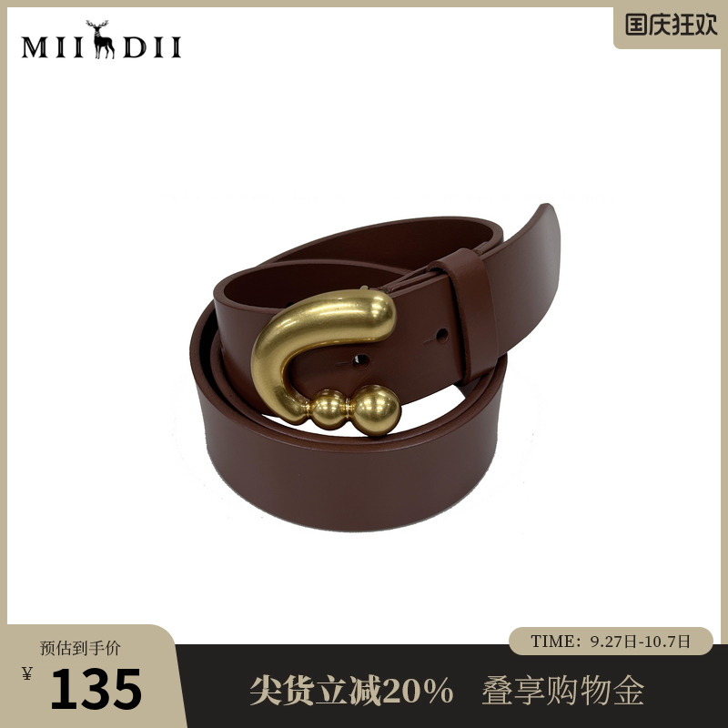 棕色皮带与古金色扣头结合，优雅复古知性