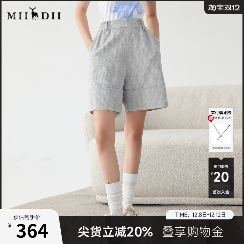 卫衣材质面料，触肤舒适柔软，上身挺括有型