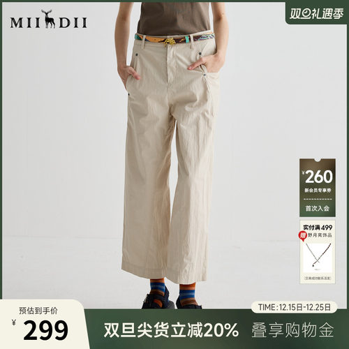 夏日浅灰裤，撞钉装饰，省道勾勒立体廓形。