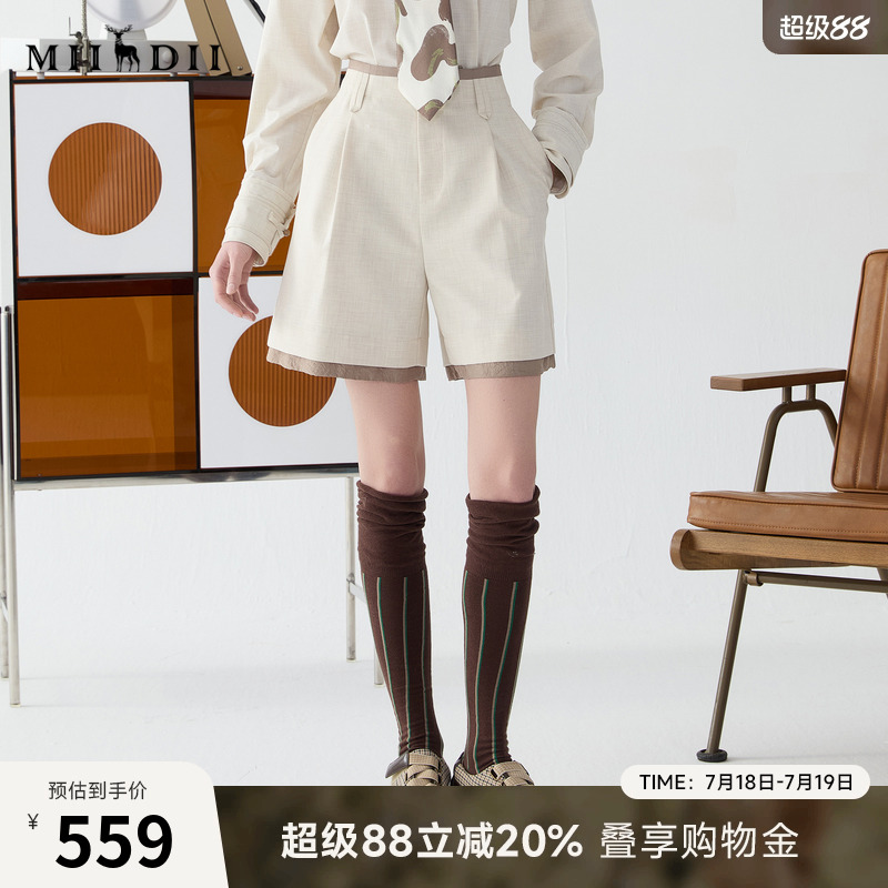 面料选用复合材质，挺括有型，拼接撞色