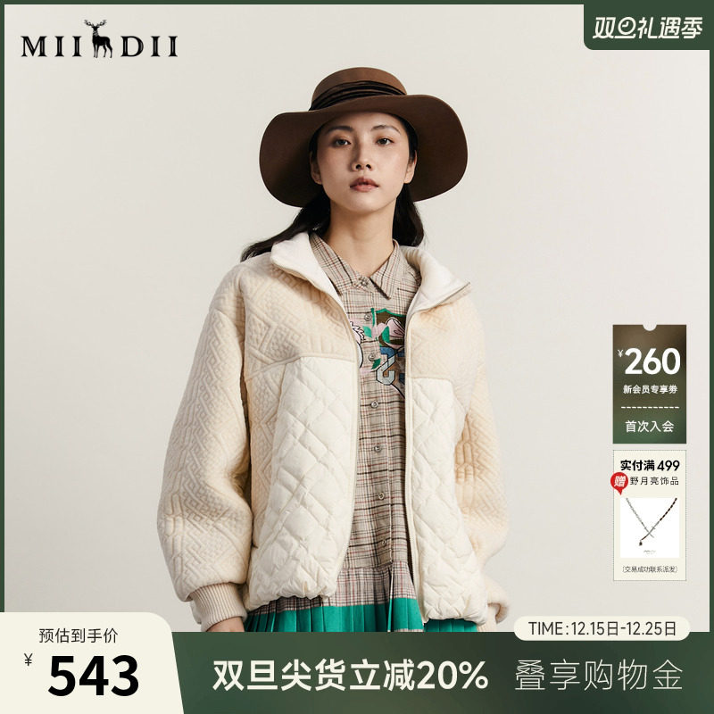 时尚款，毛织采用充棉方式织造轻盈，保暖