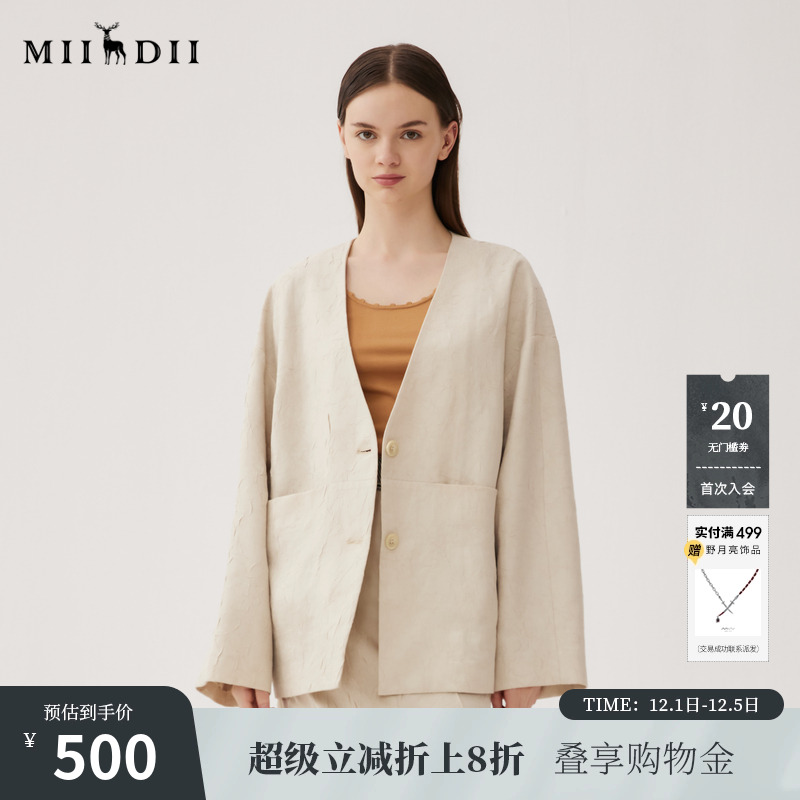 宽松无领西装，整体简洁，随性松弛