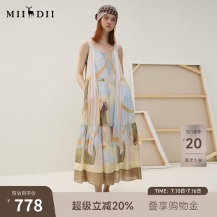 谜底吊带连衣裙女2025秋款浪漫度假原创印花大裙摆长裙253ML1113
