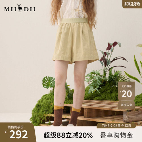 橡筋腰头舒适方便，两侧自然褶皱，休闲随性