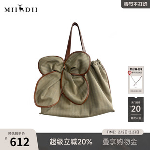 谜底单肩包女2025秋季新品大容量格纹包立体花设计包包253MQ1404