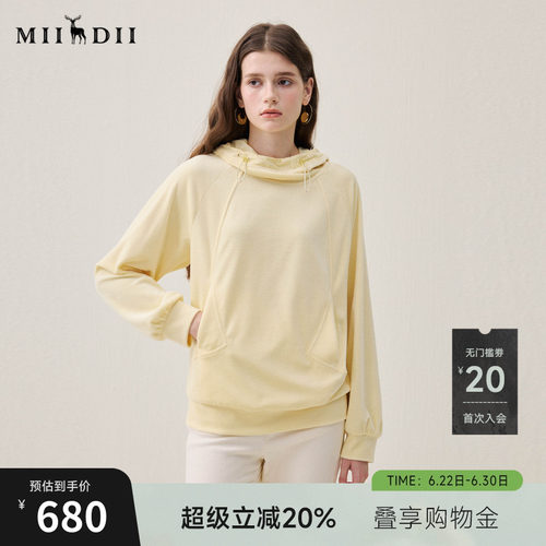 绒感面料，帽口户外设计，版型包容。