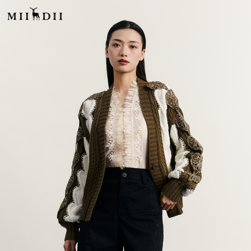 复古文艺的重工提花开衫，袖子两条手勾爱心