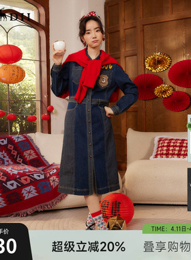 谜底牛仔连衣裙长袖女春款复古重工绣花修身中长裙241ML0020