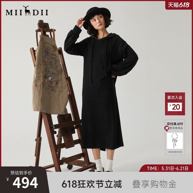 谜底连帽卫衣裙长袖女冬新品极简风休闲直筒连衣裙244ML1639