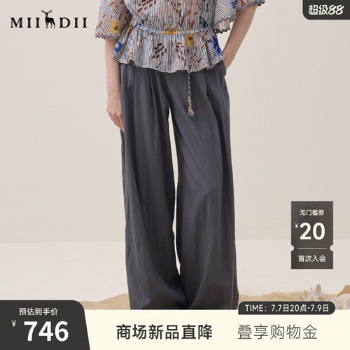 裤型线条流畅，面料垂坠顺滑，亲肤透气