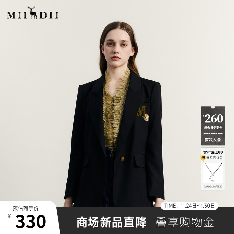 微宽松西装廓形包容性强，设计简洁