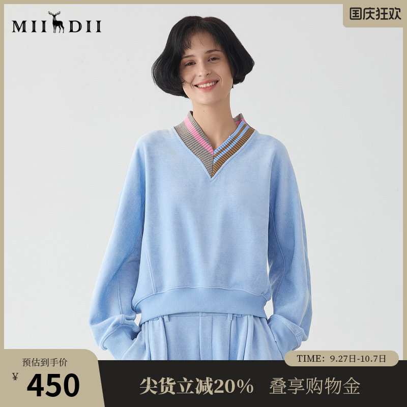 休闲中带时尚感，解构拼接撞色罗纹领设计