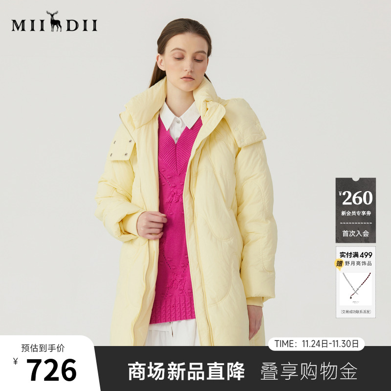 款式简洁、包容性强，圆弧形压线具有特色