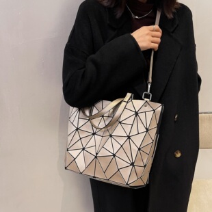 2025菱形格子镭射几何菱格单肩包女日本大容量六格折叠手提斜挎包