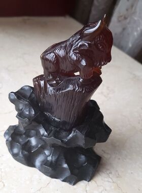缅甸琥珀 金棕珀 牛 摆件 雕件 配好底托 83.4克 总高14CM
