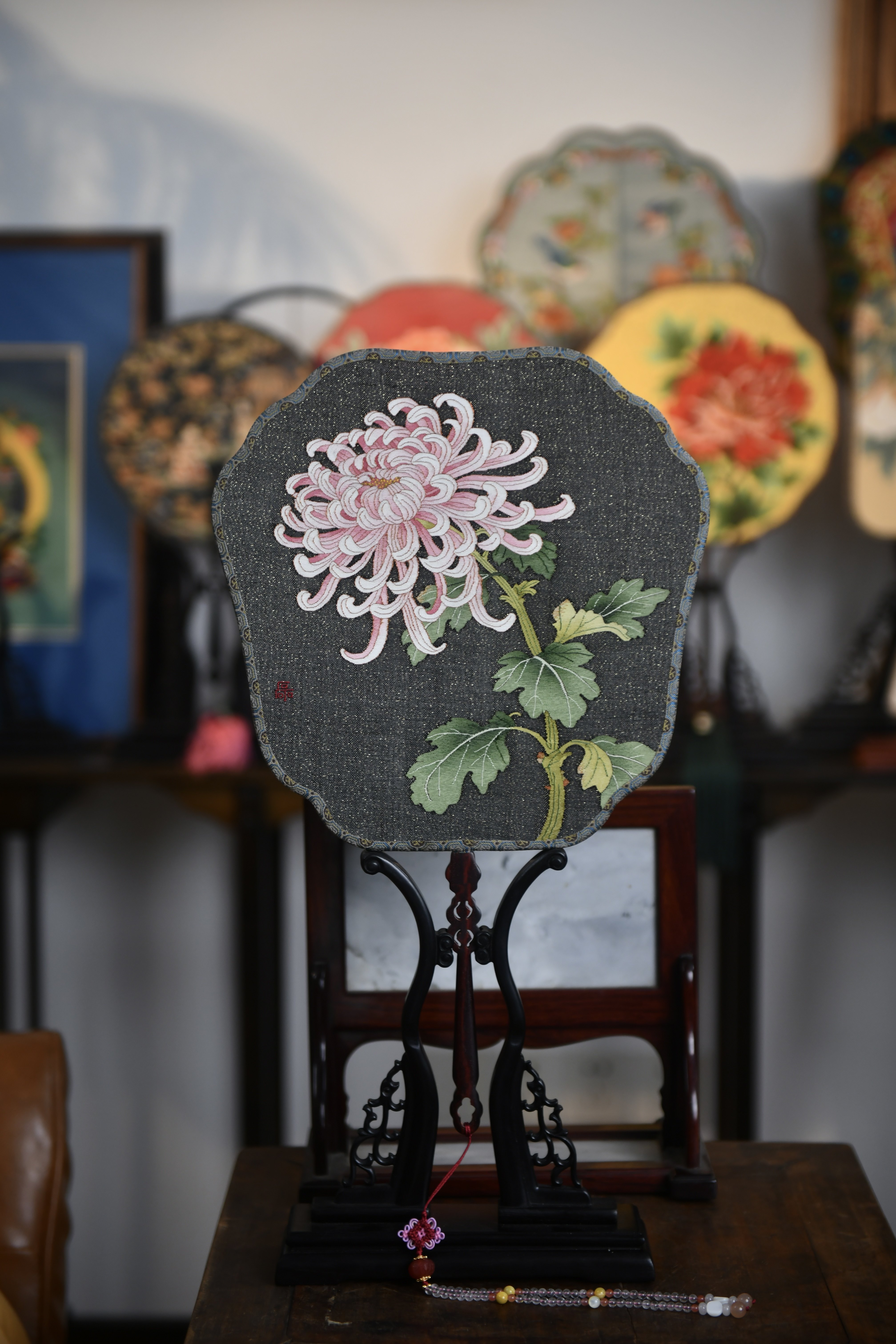 缂丝团扇菊花图