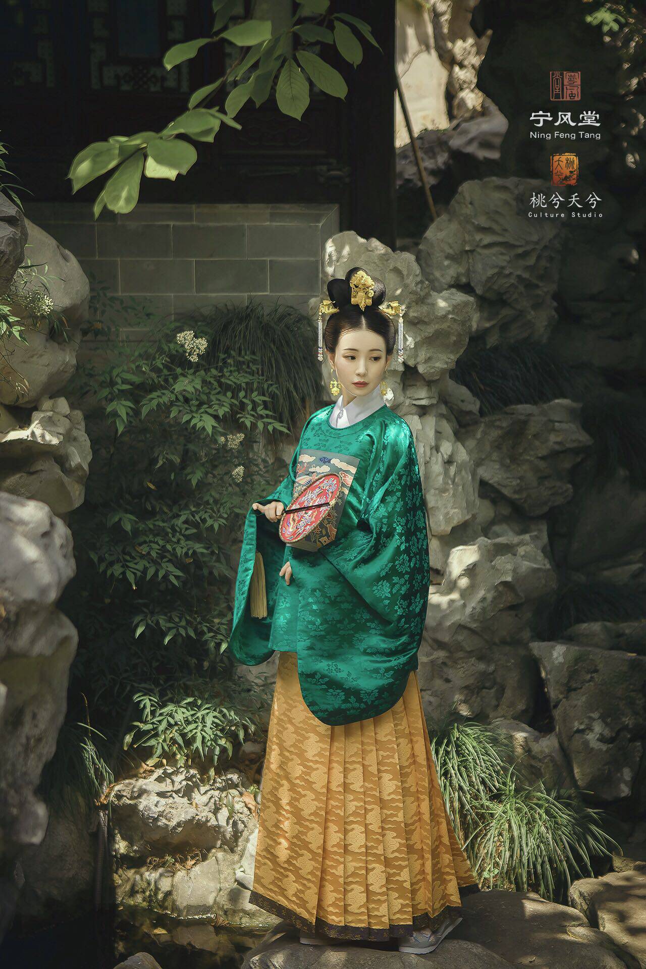 缂丝汉服宁风堂仿明制绿地折枝四季花卉纹七枚缎凤鸾纹缂丝补短袄