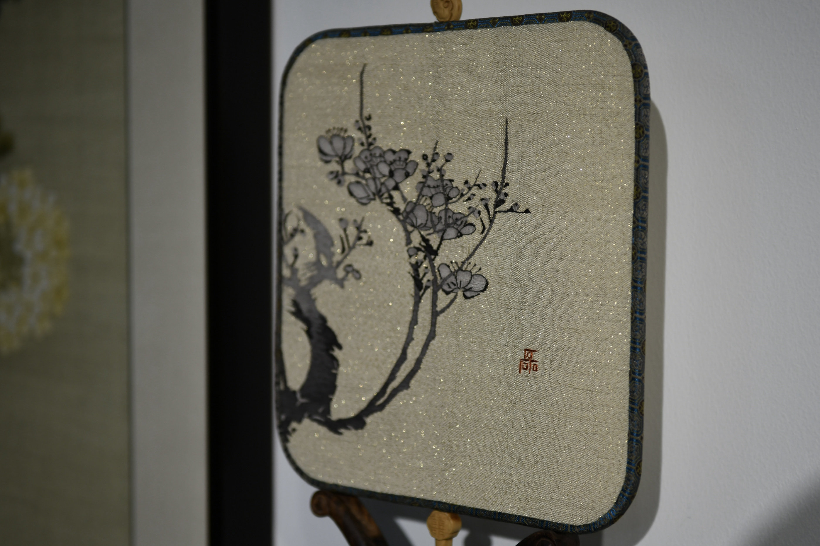 新品古法手工团扇面为缂丝水墨梅花图直径为24x22厘米