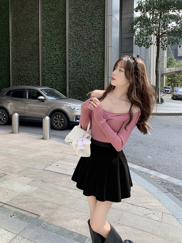 Actual shot of Pure Desire fake two-piece long-sleeved knitted top for women