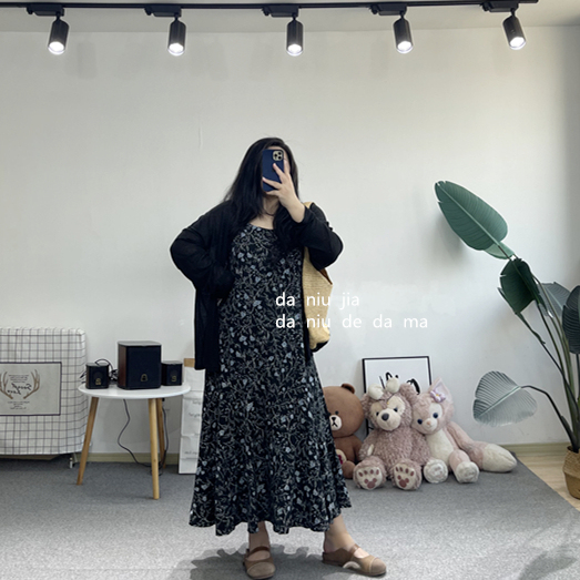 顯瘦飄逸黑底霧霾藍(lán)數(shù)碼印花吊帶連衣裙大牛家大碼女裝胖MM200斤