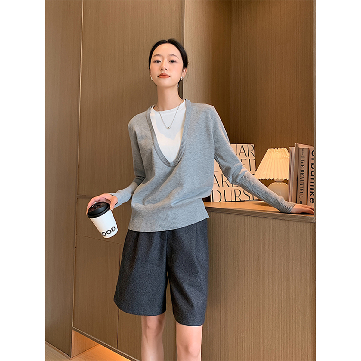 灰色V领毛衣女慵懒风高级