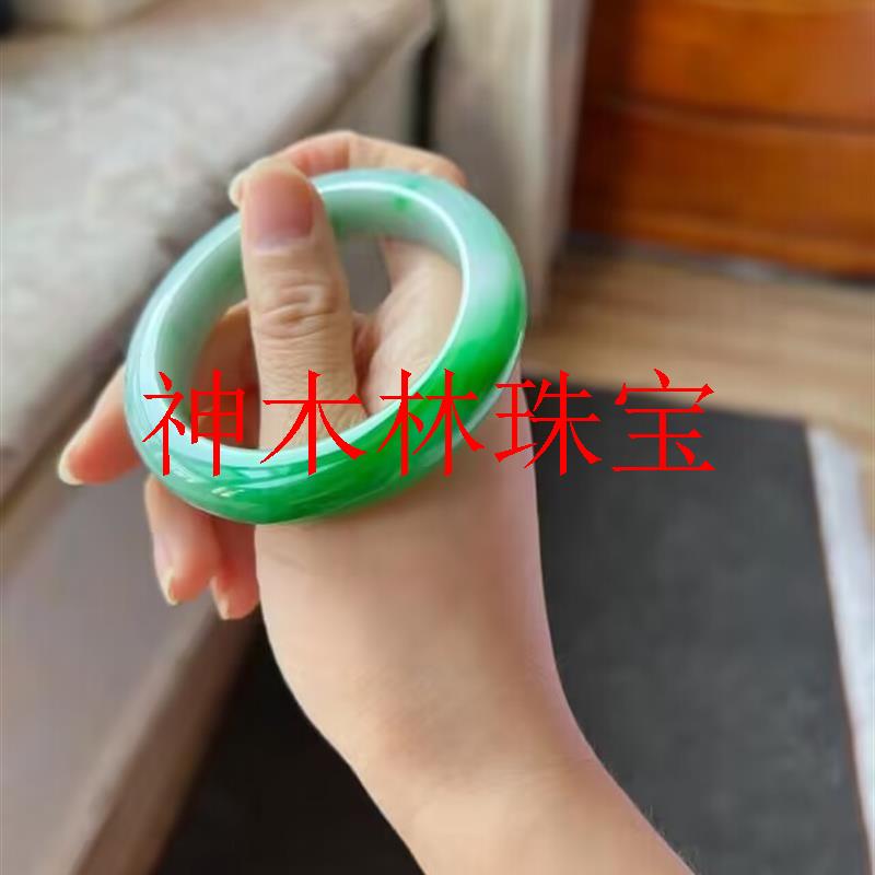 白底青翠冰种飘辣绿色正圈玉镯子
