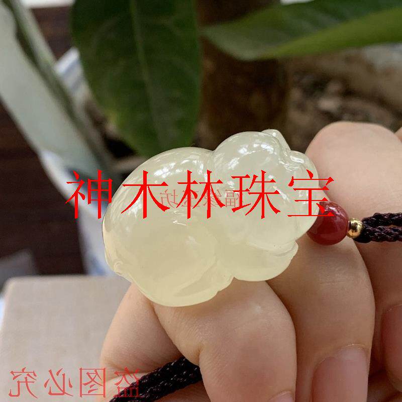 和田玉青白玉生肖猪手把件挂件新疆且末料金猪发财猪把件玉佩饰品