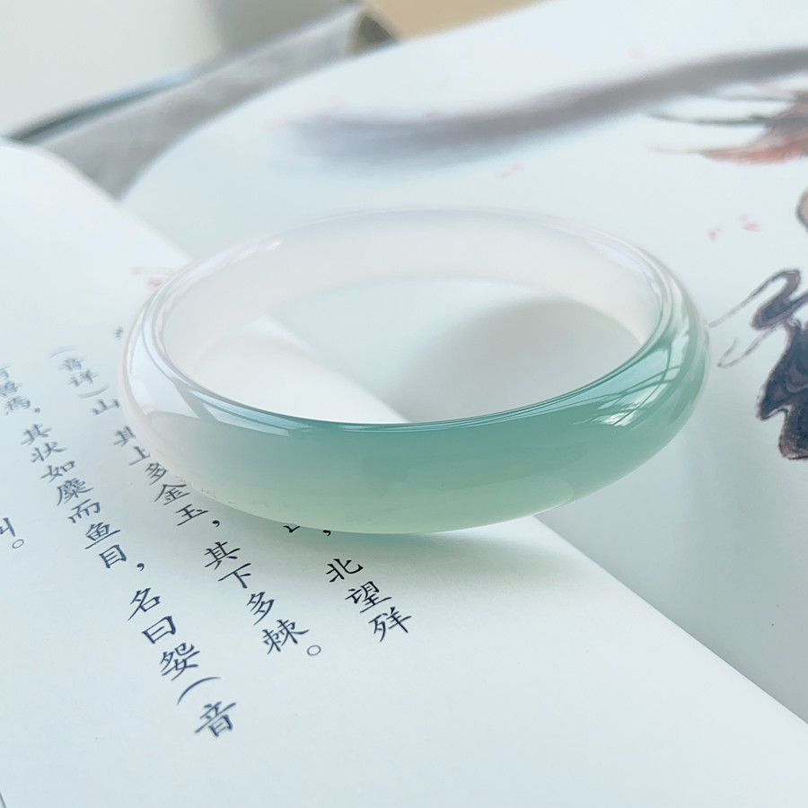 {春不晚}高品质精选玛瑙扁条手镯文艺清新俏色镯子飘绿玉手镯饰品