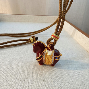 高档新中式马年马上有钱红色小马项链女款本命年长款毛衣链轻奢潮