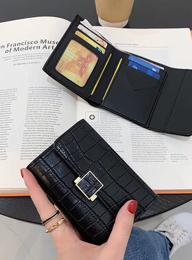 钱包女短款2025新款欧美鳄鱼纹时尚学生多卡位折叠按扣卡包零钱夹