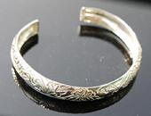 购特价 香港新款 纯银纯手工刻花开口菊花纹手镯女SU素银专柜正品