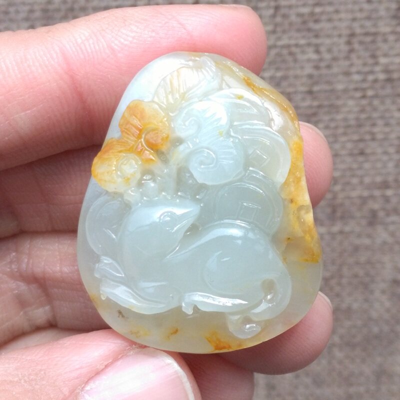和田玉籽料生肖鼠吊坠红皮白玉