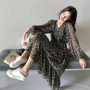 法式复古碎花连衣裙女2025春秋新款设计感小众气质显瘦V领长裙子图片
