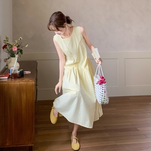 奶黄色无袖连衣裙女2025年夏季新款法式设计感时尚减龄拼接长裙子,浙东大峡谷旅游穿搭小个子图片