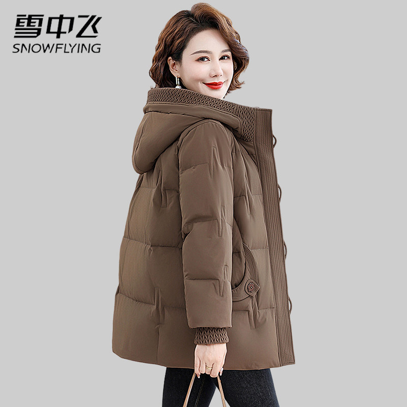 雪中飞羽绒服女短款2026冬季新款中老年妈妈小个子品牌白鸭绒外套
