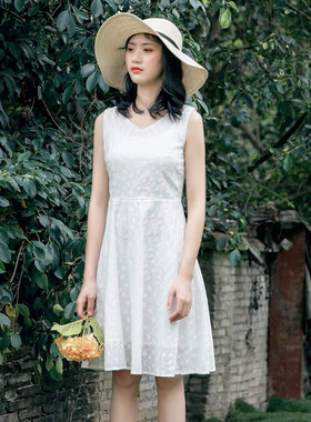 森系纯棉刺绣背心连衣裙女夏小清新修身显瘦气质中长款背心小白裙
