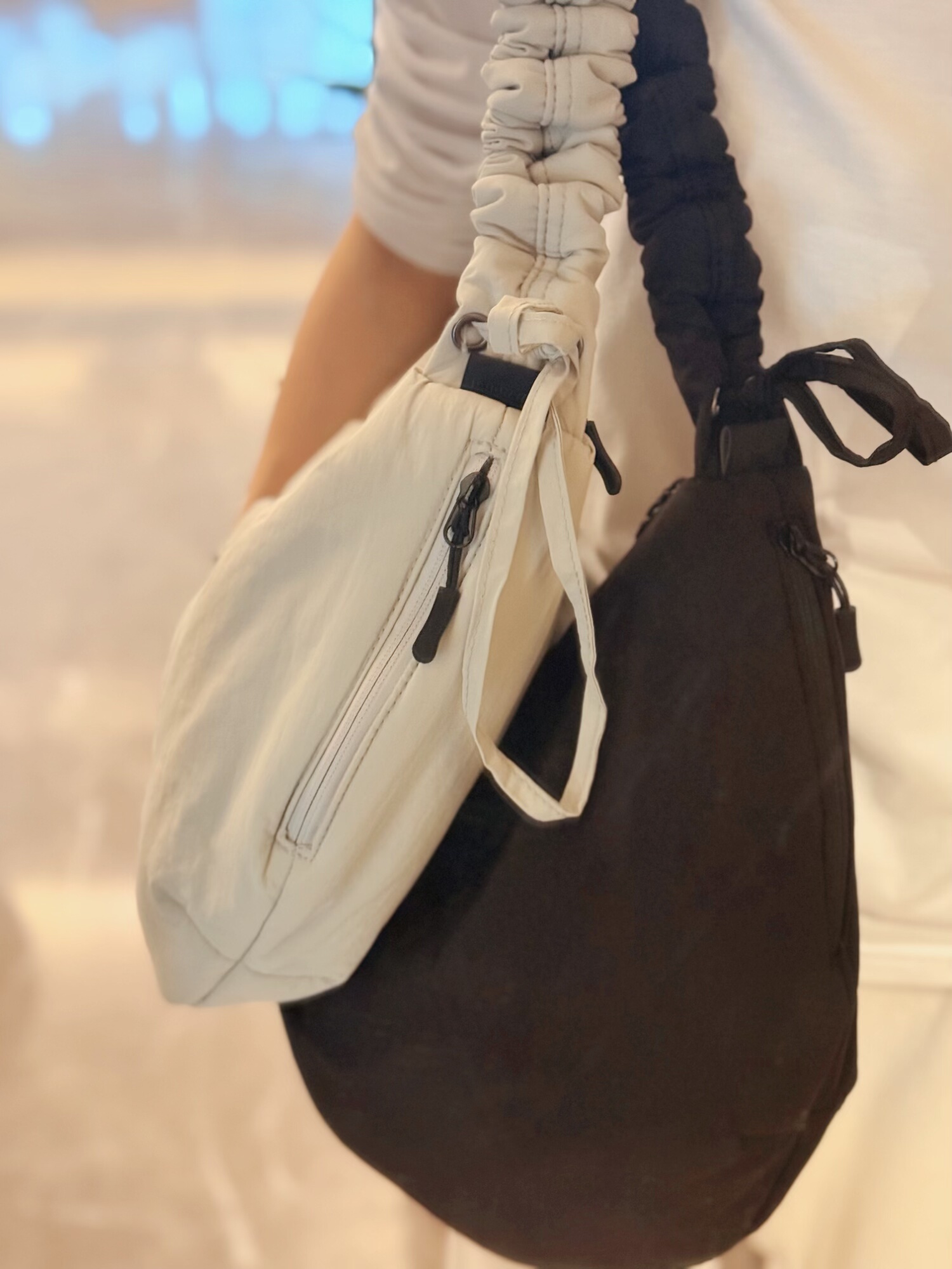 日单fello3w皮侧标夹棉简约斜挎包肩带可抽绳打皱 侧面有拉链口袋