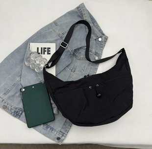 前口袋可抽绳打皱 聚酯纤维防泼水斜挎包 仅2只 日单早春新款