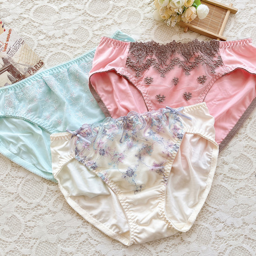 重工刺绣碎花牛奶丝少女三角内裤