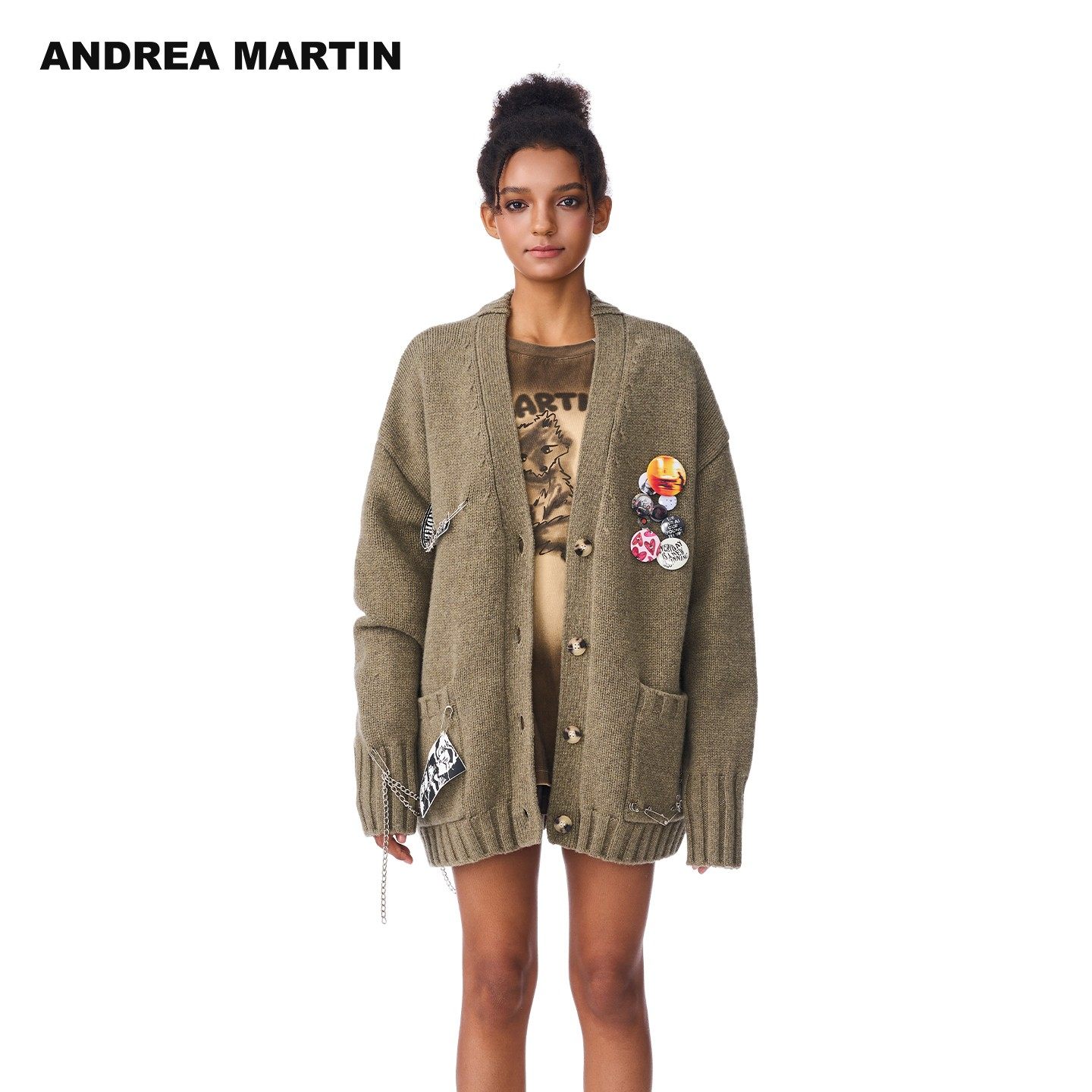 ANDREA MARTIN2025秋冬新品动感徽章毛针织开衫宽松V领男女外套