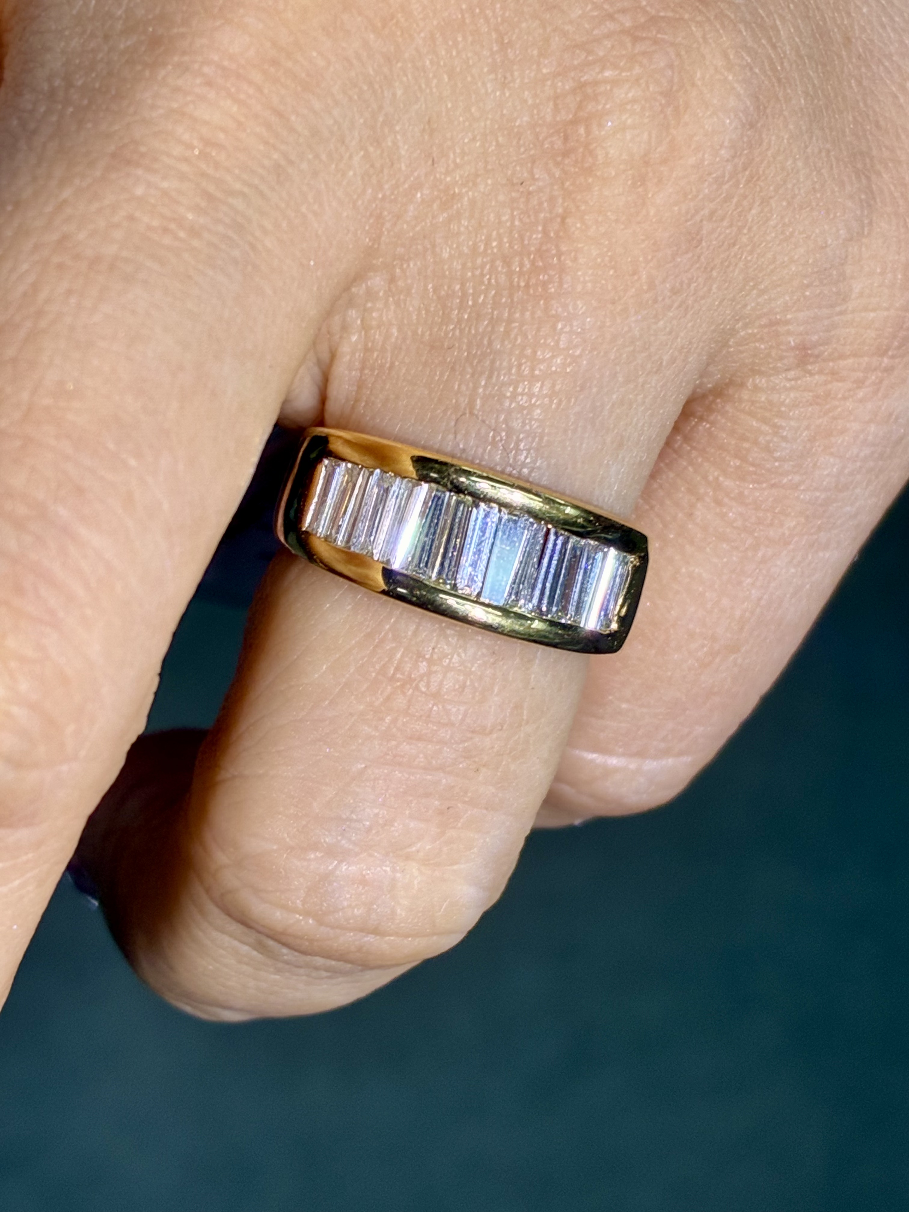 1万多亏本卖的18K黄金8mm宽版钻石戒指7.7克重工镶嵌钻石1.2克拉