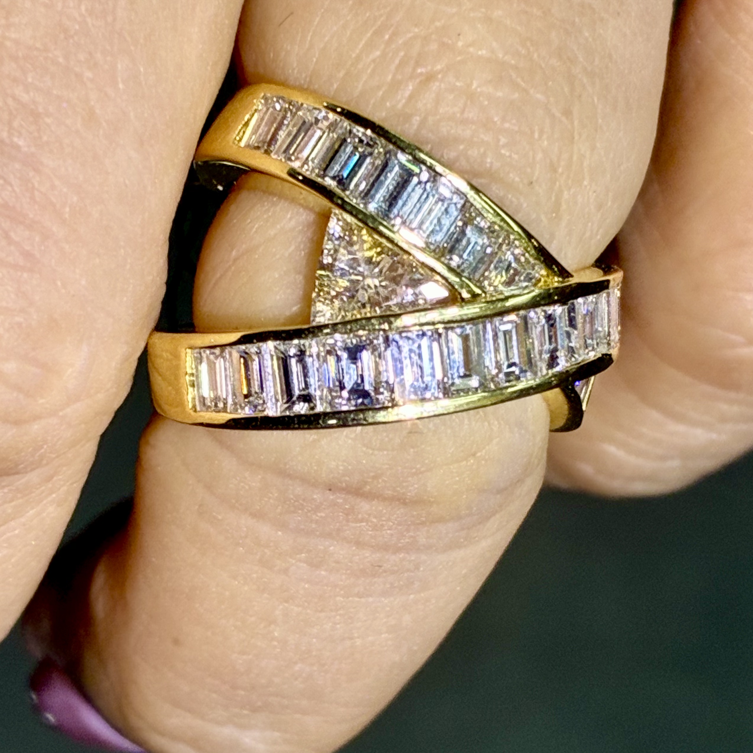 1万多2.5克拉18K黄金钻戒 宽版排钻戒指 个性三角形钻石 尾戒推荐