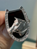 中千亏本卖大漏11.6克重工18K白金14K千里马胸针吊坠两用款 镶钻石