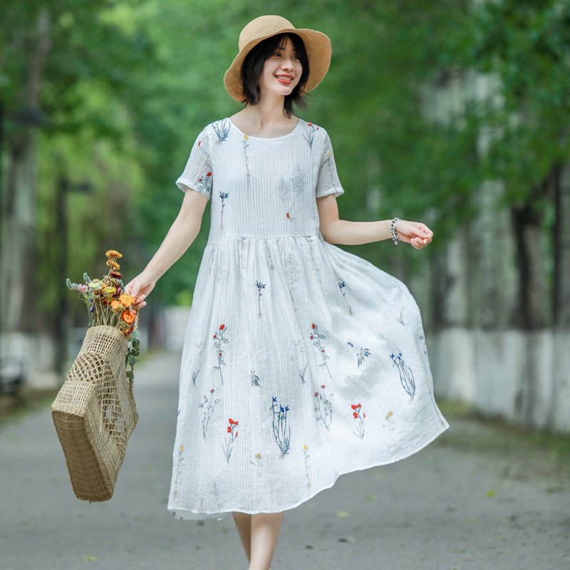 莨帛夏仙女文艺度假旅行复古清新白色短袖宽松刺绣丝麻大摆连衣裙