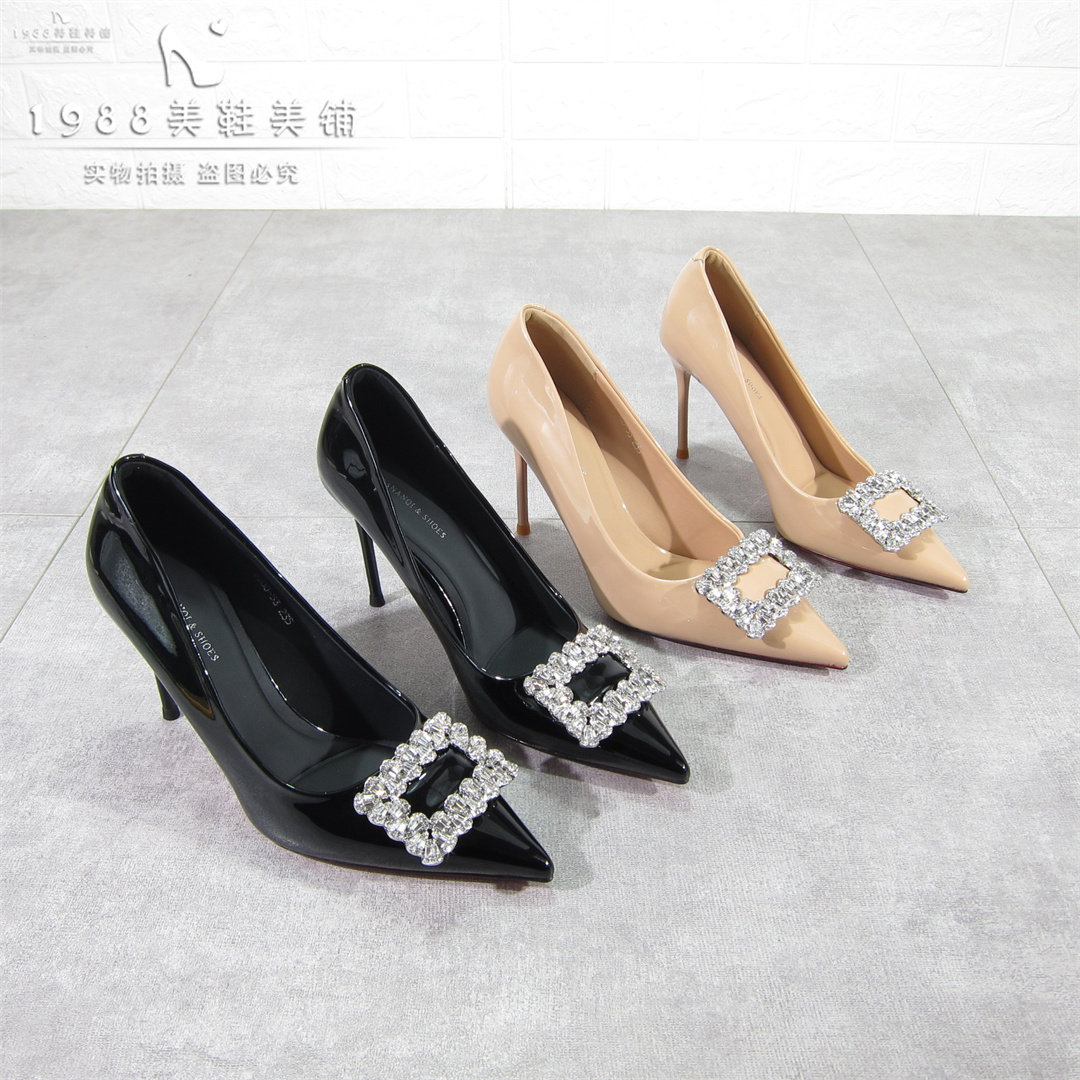 韩版尖头水钻高跟鞋女气质高级不累脚2026新款冬细跟黑色职业单鞋