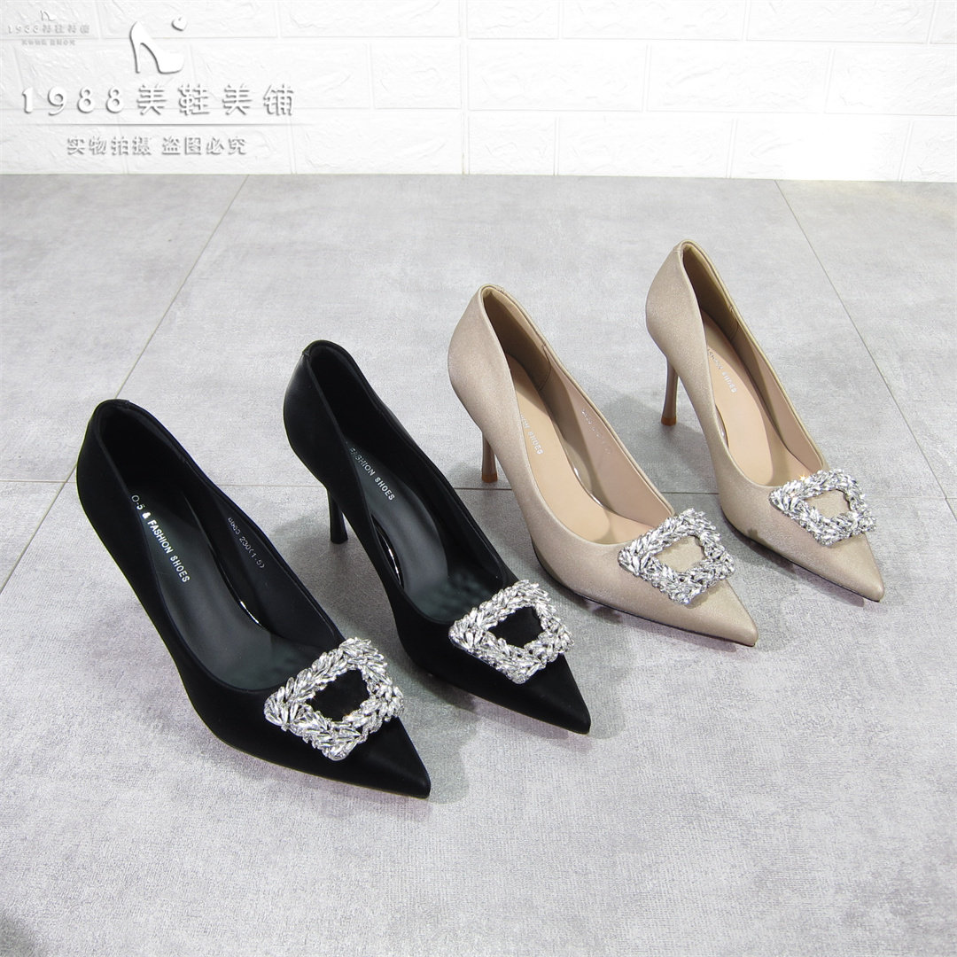 黑色高跟鞋女2026新款秋季细跟水钻绒面不累脚气质尖头方扣单鞋春
